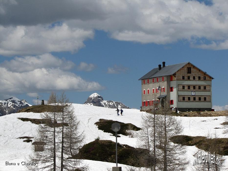 18 Rifugio visto dalla diga.JPG